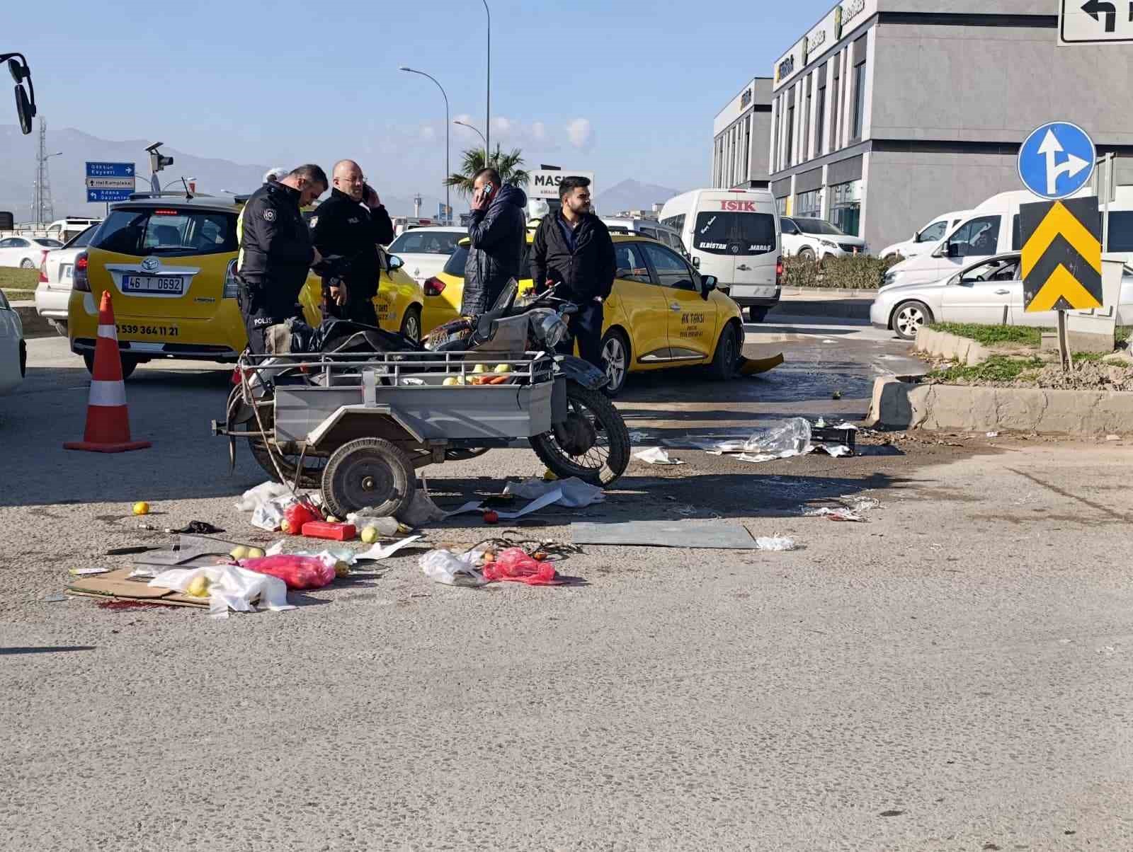 Taksi ile sepetli motosiklet çarpıştı: 2 yaralı