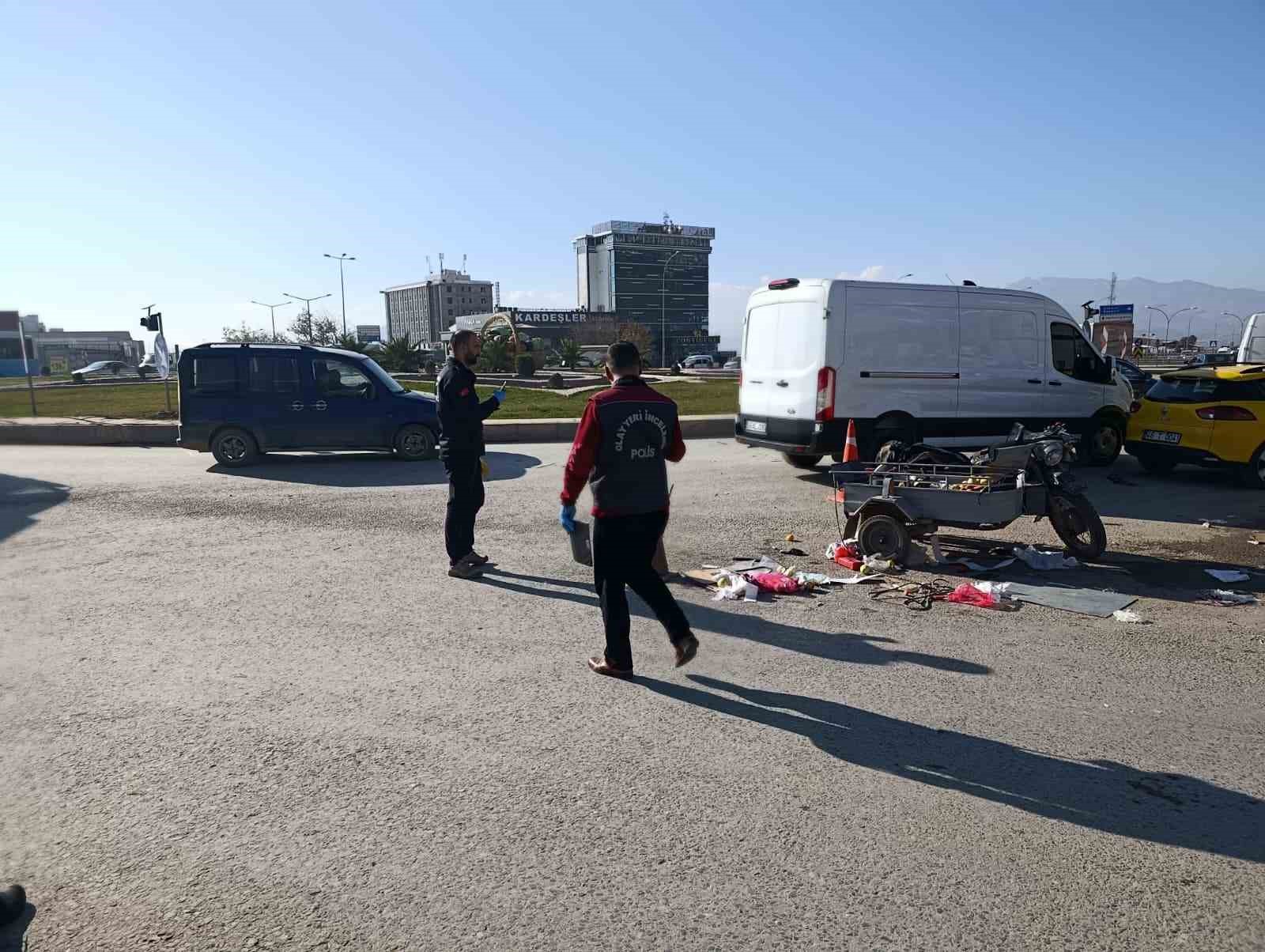 Taksi ile sepetli motosiklet &ccedil;arpıştı: 2 yaralı
