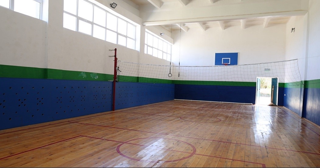 Aksa Enerji, &Ouml;zbekistan&rsquo;da 50 yıllık bir okulun spor salonunu yeniledi
