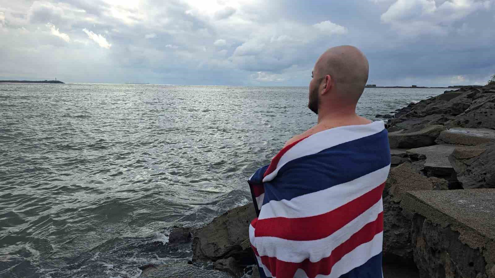 Kdz. Ereğli’de avukat soğuk havaya aldırış etmeden denize girdi
