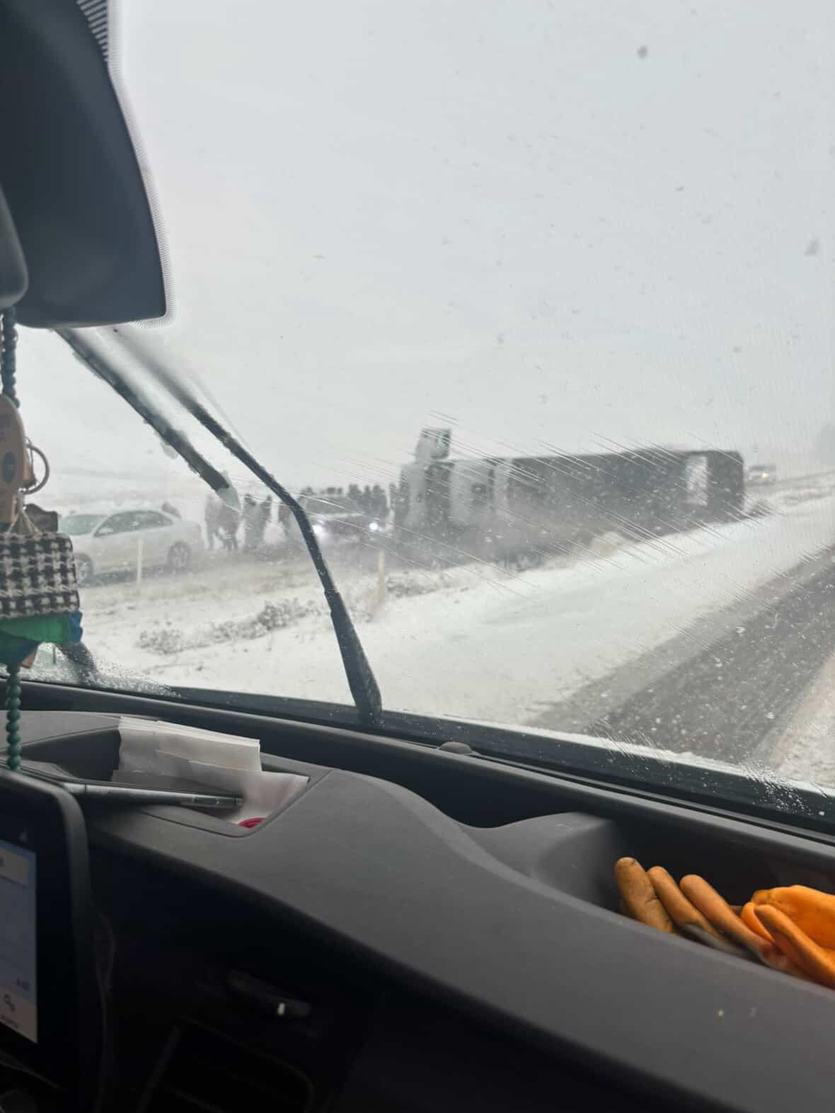 Kurtalan&rsquo;da devrilen kamyonun s&uuml;r&uuml;c&uuml;s&uuml; yaralandı
