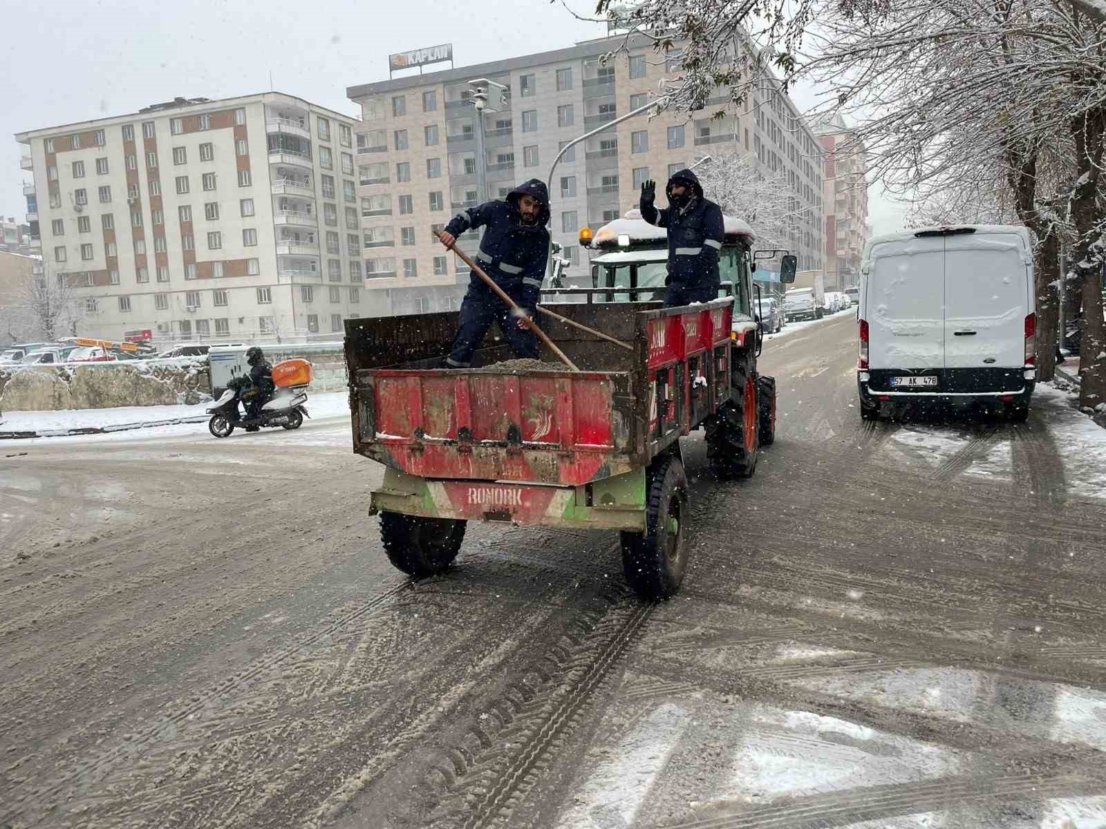 Siirt&rsquo;te ekiplerin karla m&uuml;cadele &ccedil;alışmaları s&uuml;r&uuml;yor
