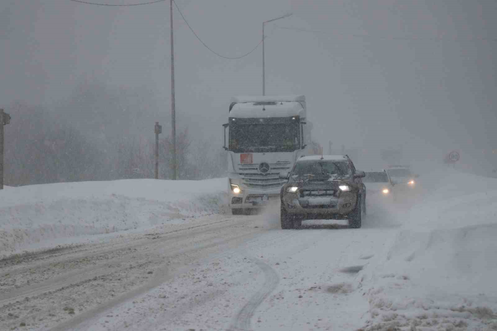 Bolu Dağı&rsquo;nda yoğun kar yağışı başladı
