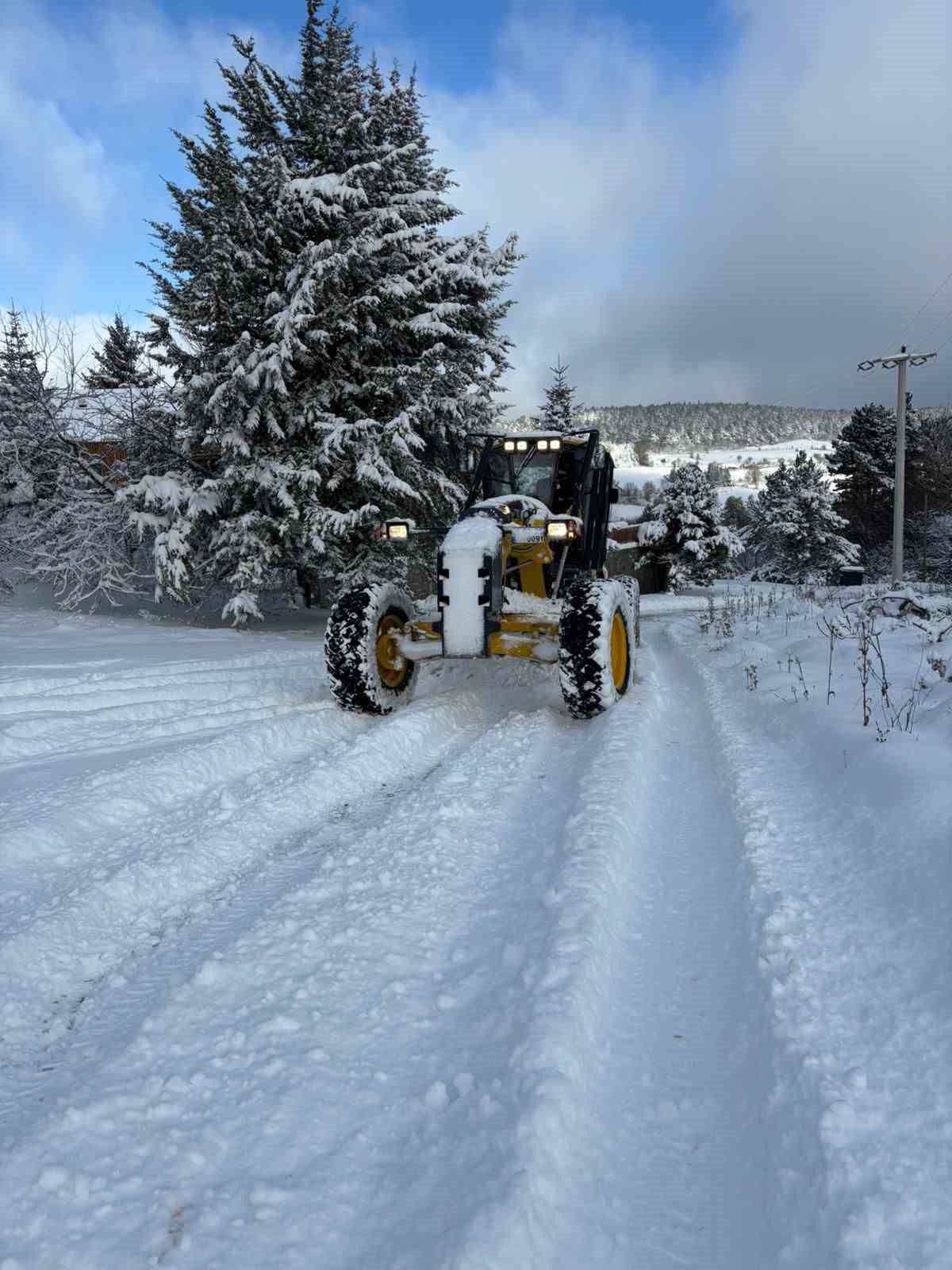 Bolu&rsquo;da 486 k&ouml;y yolundan 263&rsquo;&uuml; ulaşıma kapandı: "Zorunlu olmadık&ccedil;a trafiğe &ccedil;ıkmayalım"
