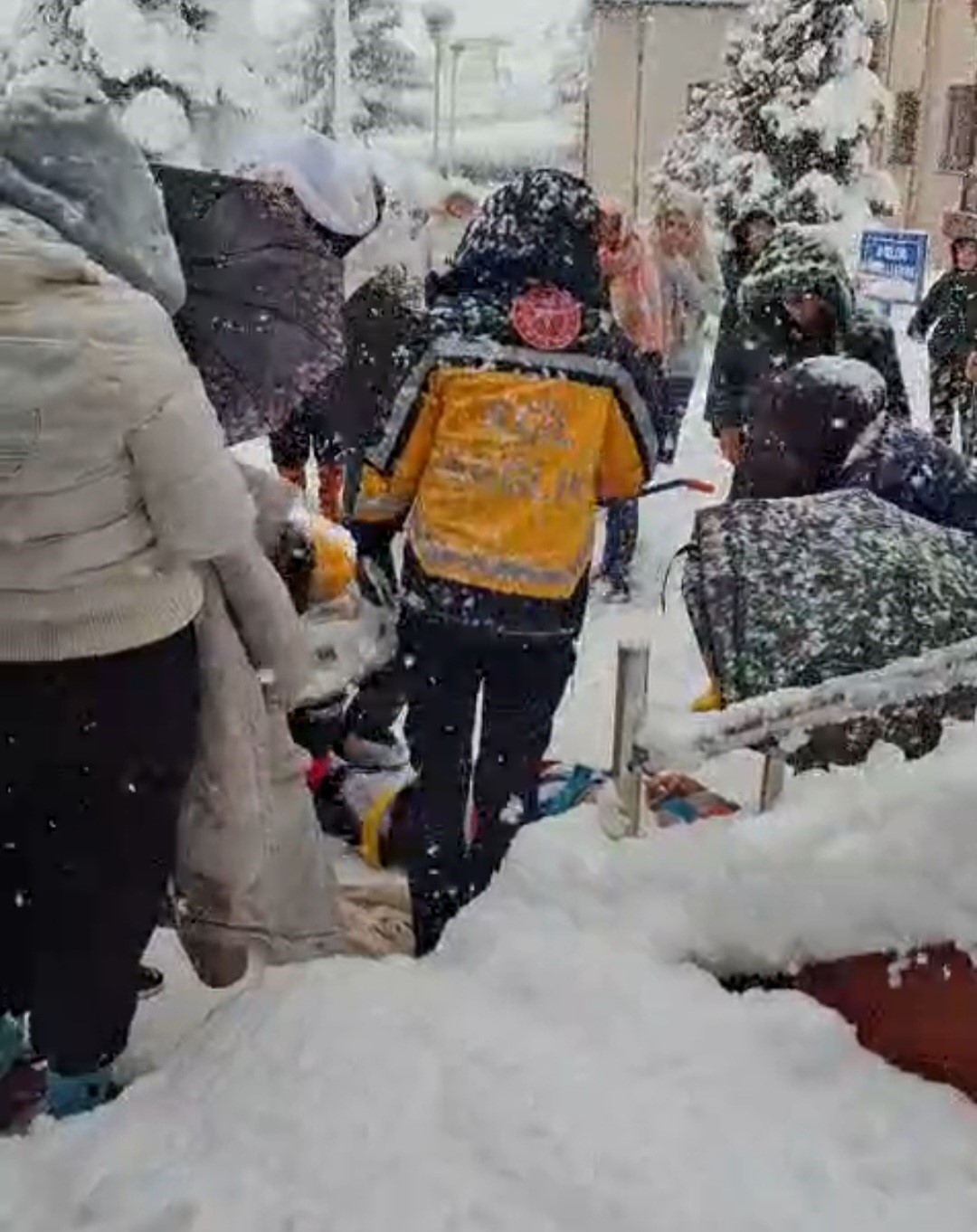 Kar kaplı merdivenden d&uuml;şen &ouml;ğrenci yaralandı
