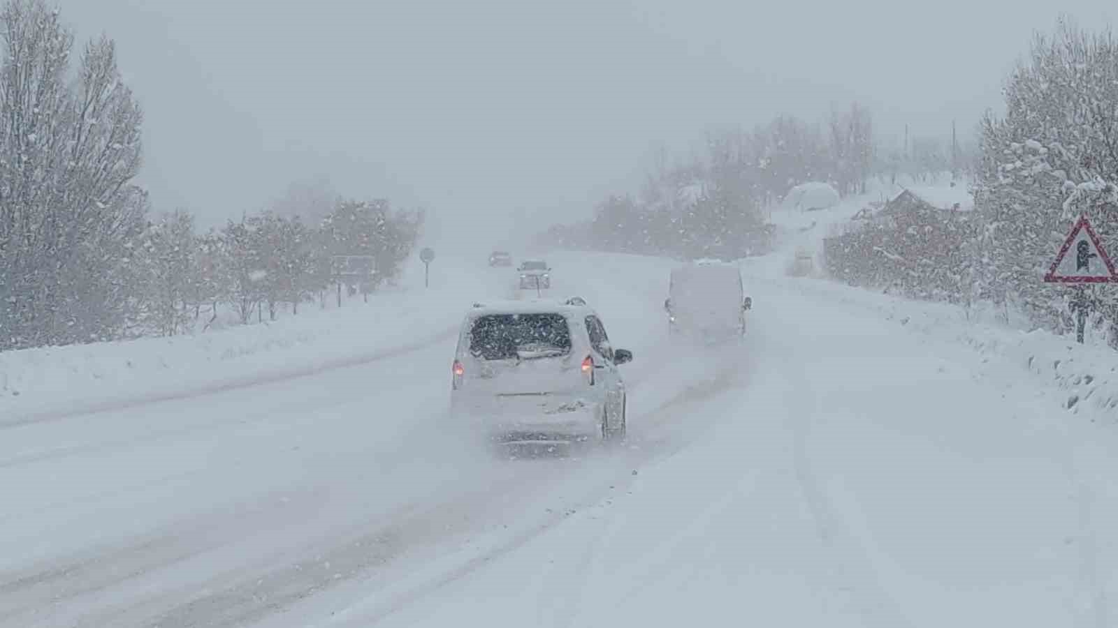 Van&rsquo;da 266 yerleşim yerinin yolu kapalı
