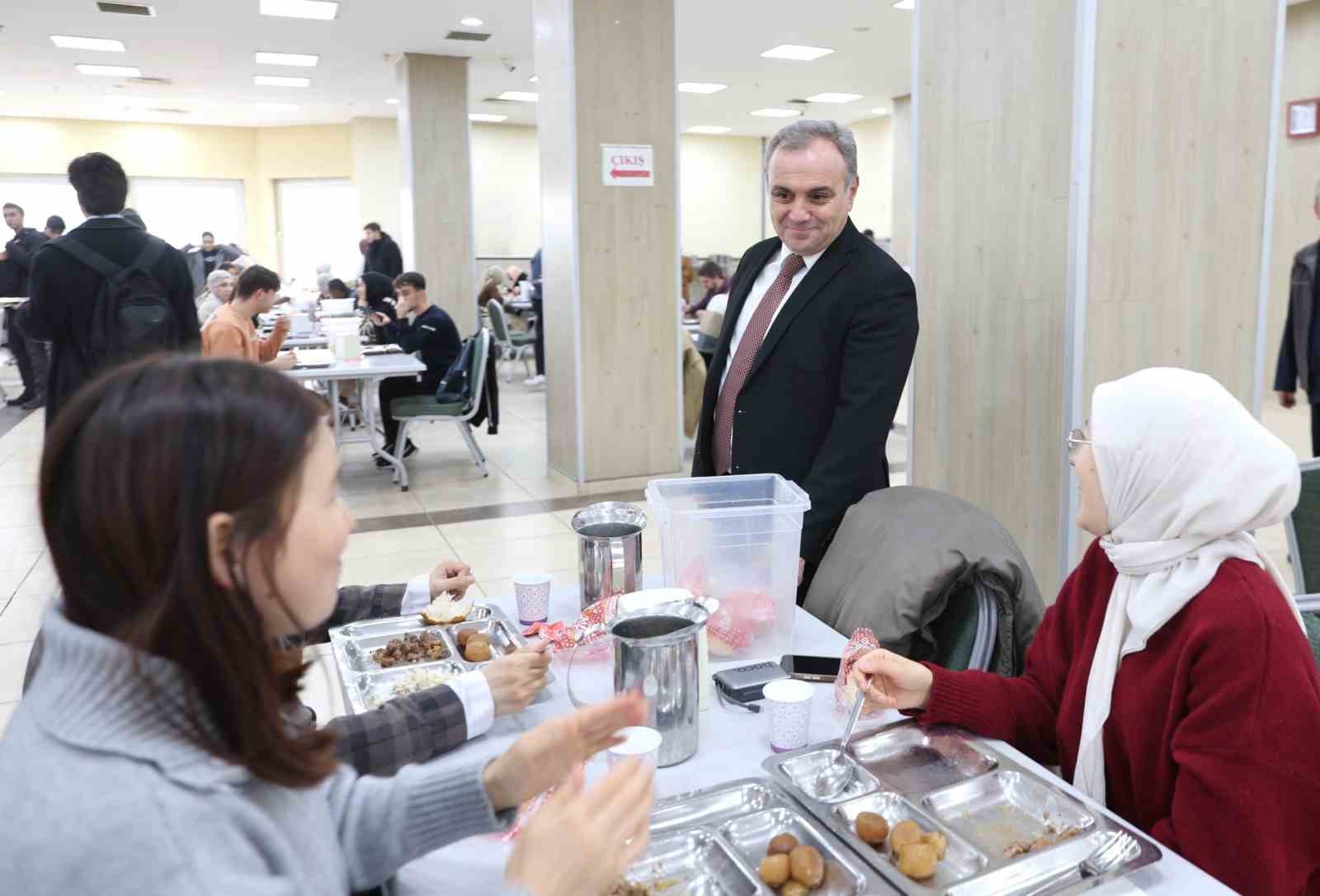 Rekt&ouml;r Prof. Dr. Altun, &ouml;ğrenciler ile yemek yedi
