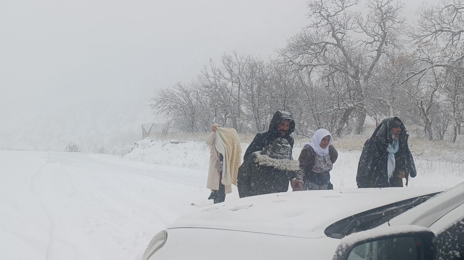 Siirt&rsquo;te yolda kalan ara&ccedil; ve ambulans kurtarıldı
