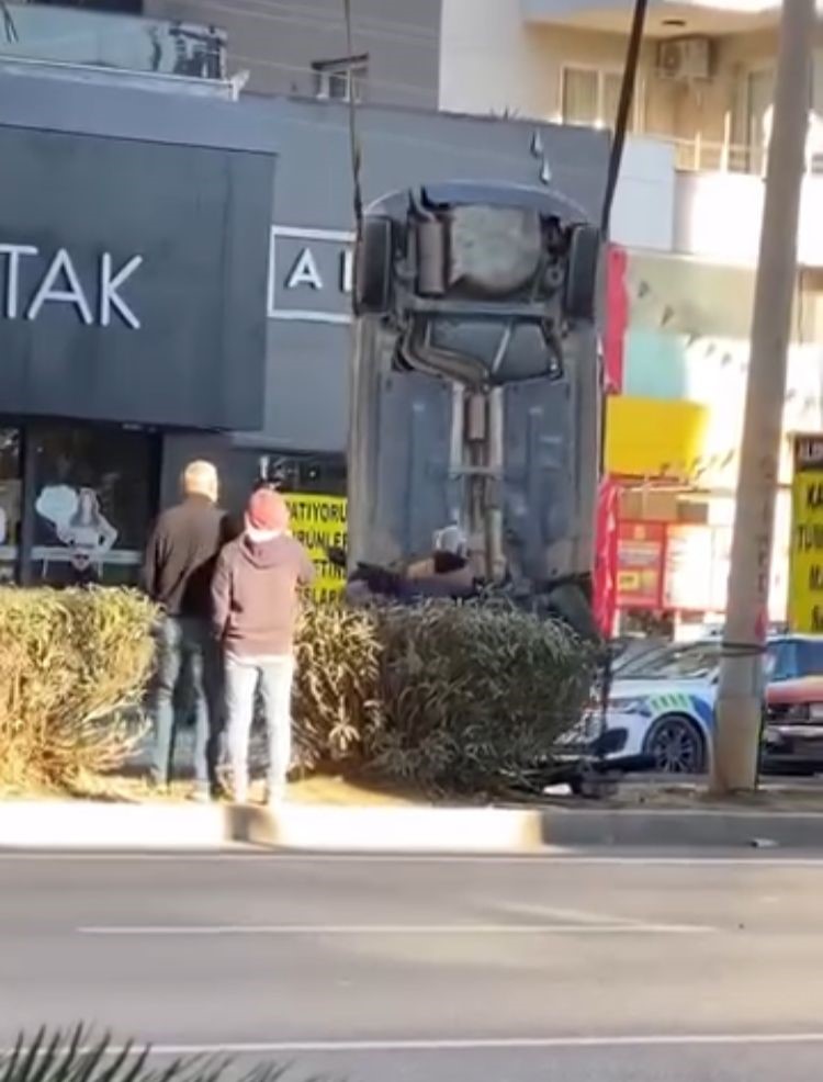 Otomobilin takla atıp ters döndüğü anlar kameraya yansıdı