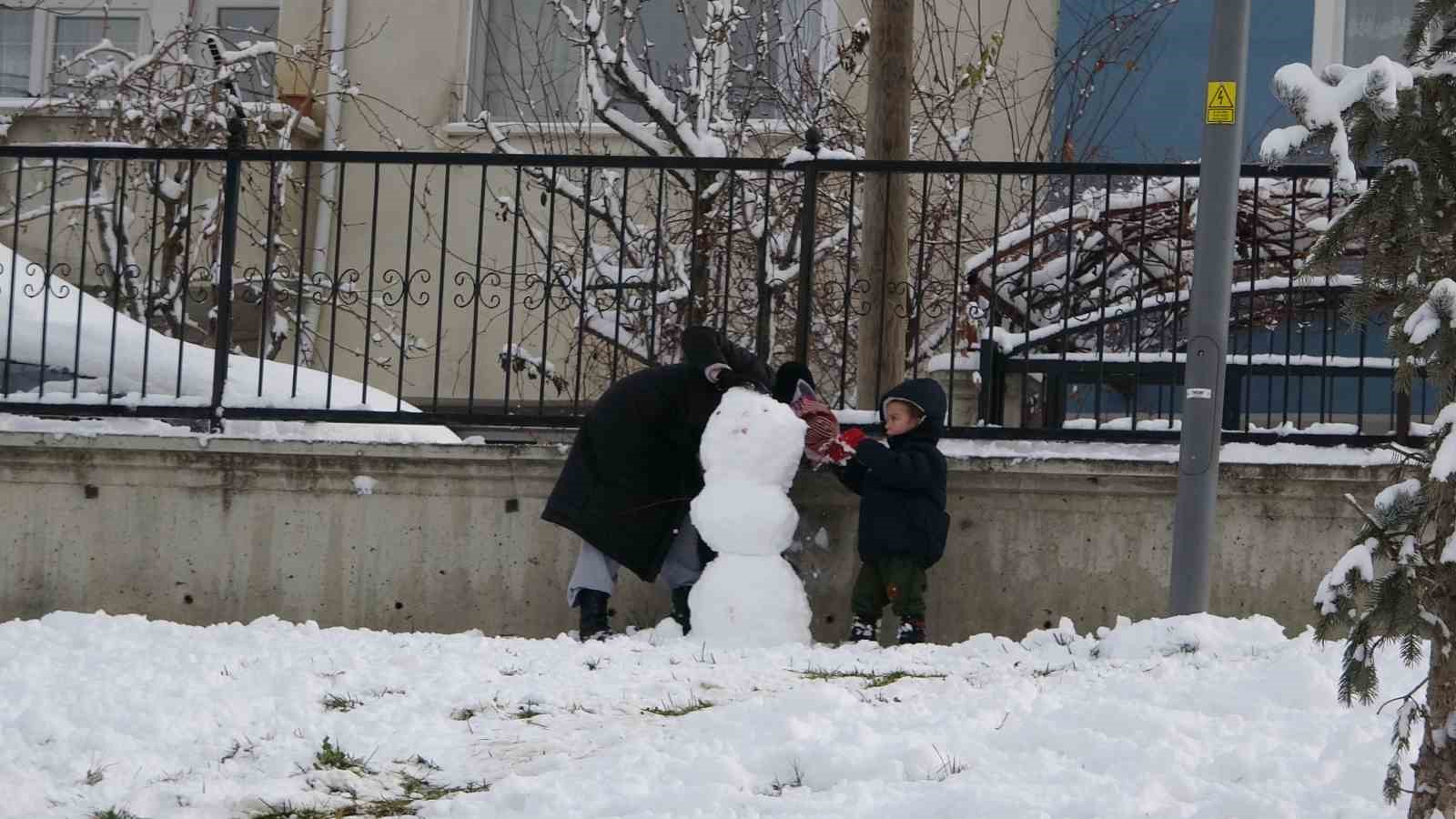 Okullar tatil edildi, &ccedil;ocuklar karda doyasıya eğlendi
