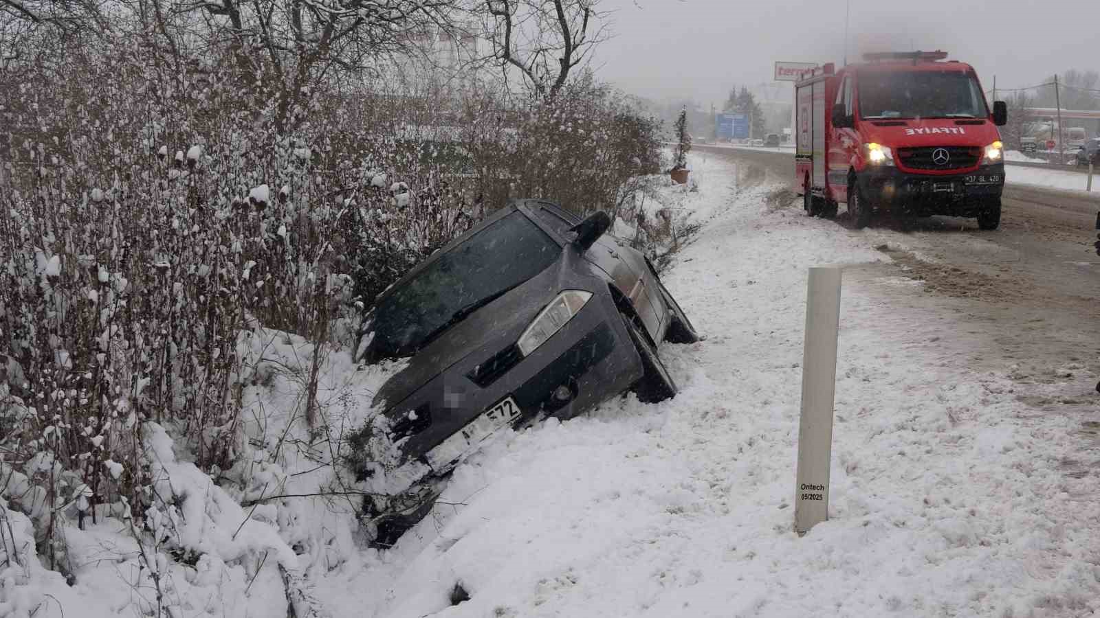 Kar kazayı beraberinde getirdi, yan yatan otomobildeki 4 kişi yaralandı