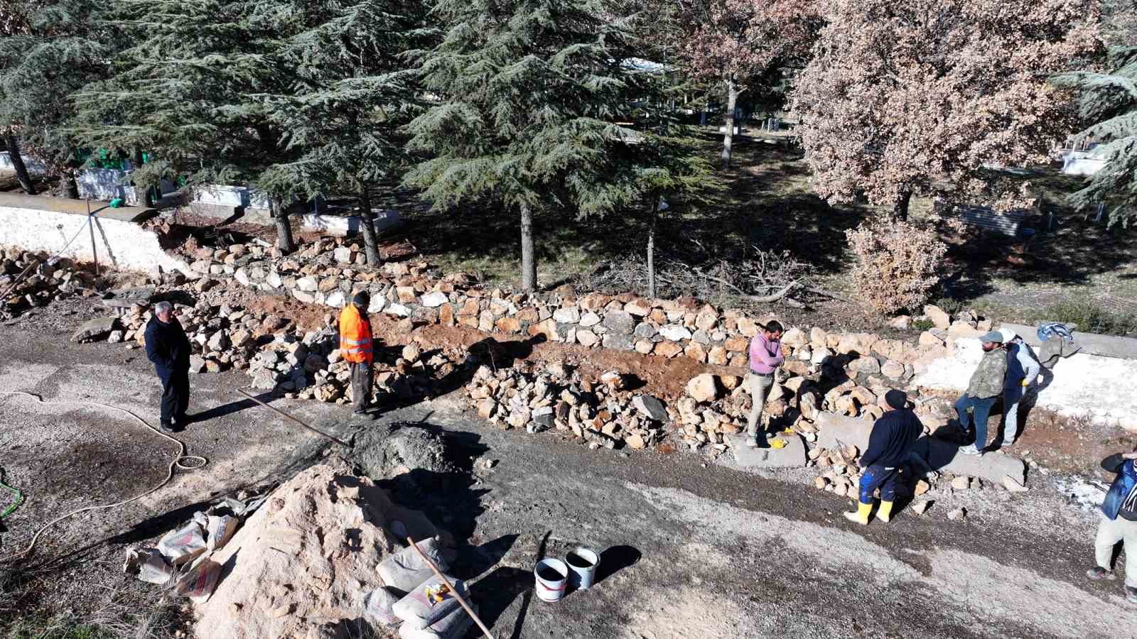 Isparta&rsquo;da yıkılan mezarlık duvarı yeniden yapıldı
