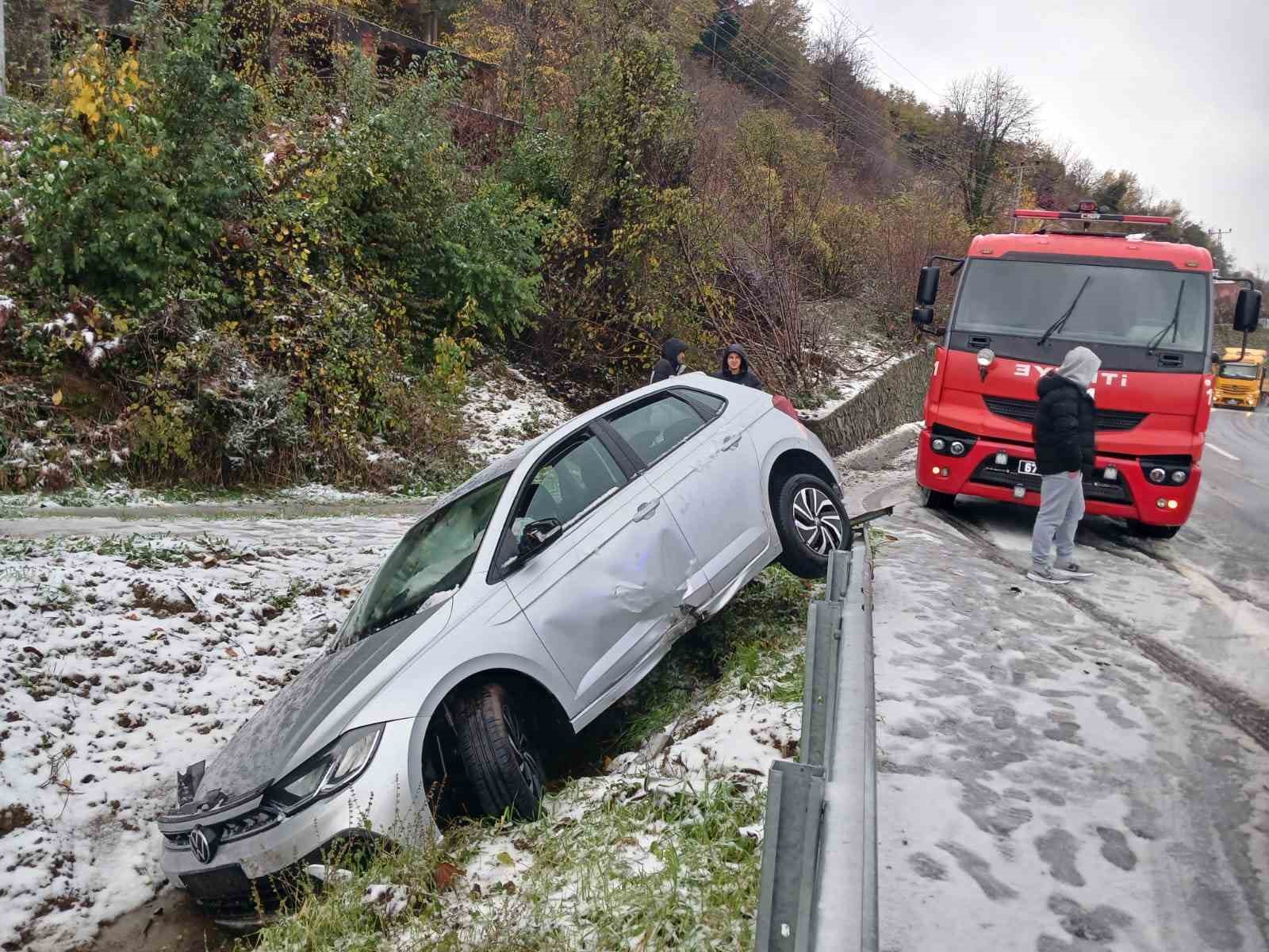 Alaplı’da otomobil yoldan çıktı