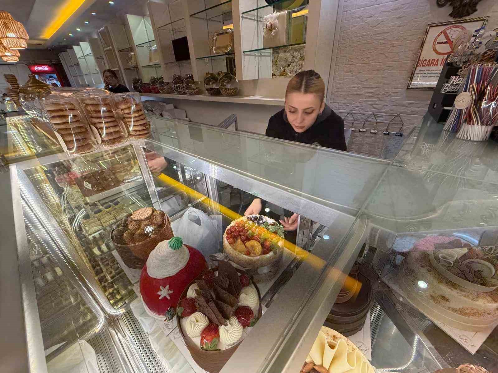 Yılbaşına özel hazırlanan 40 pastaya altın gizlediler