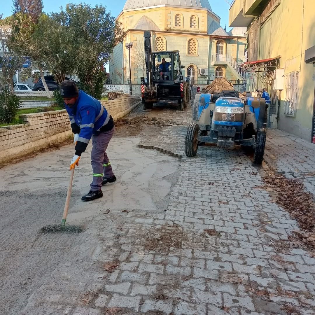 Germencik&rsquo;te bozulan zeminler onarıldı
