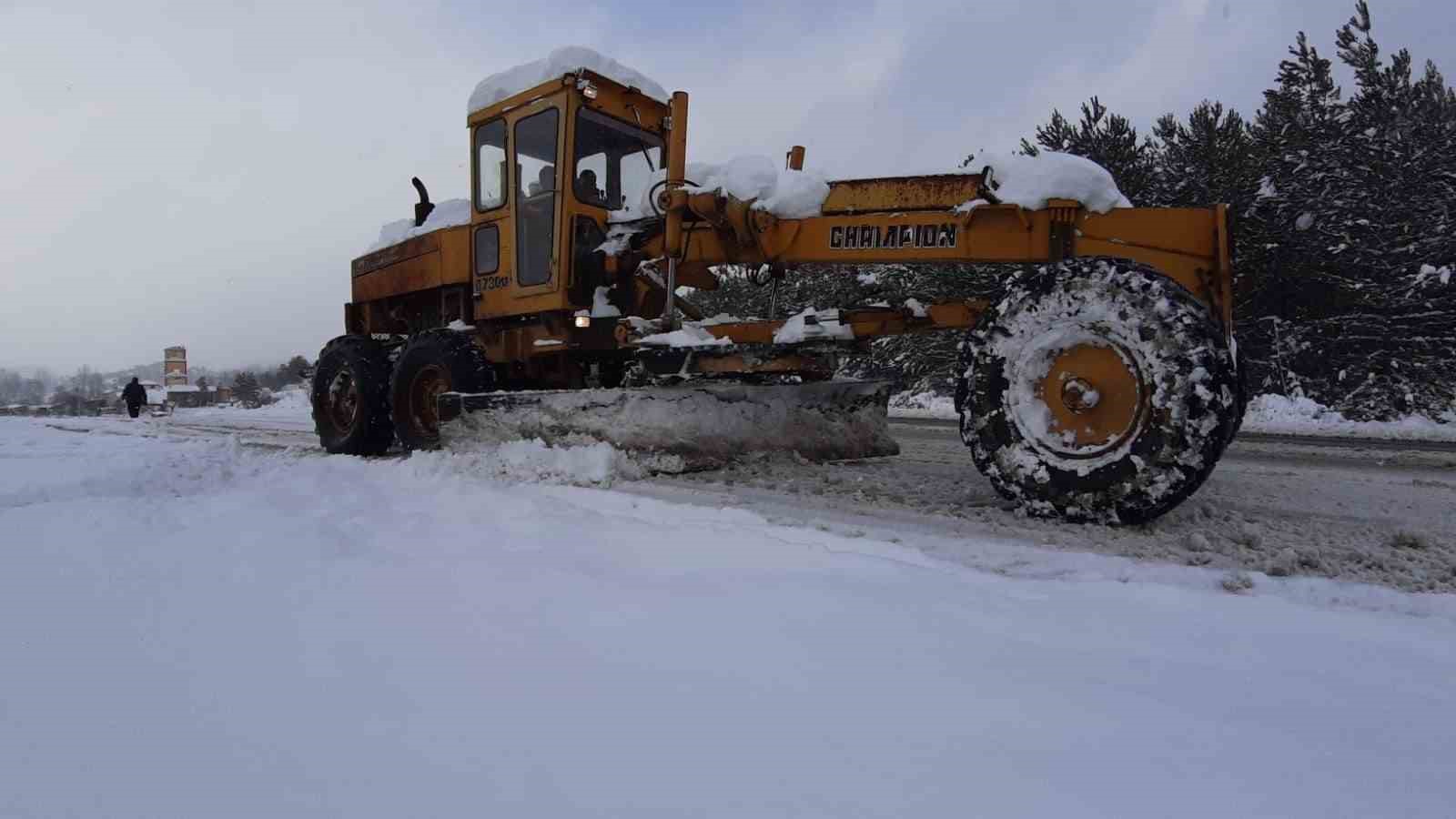 Kendi greyderiyle karla mücadeleye destek veriyor