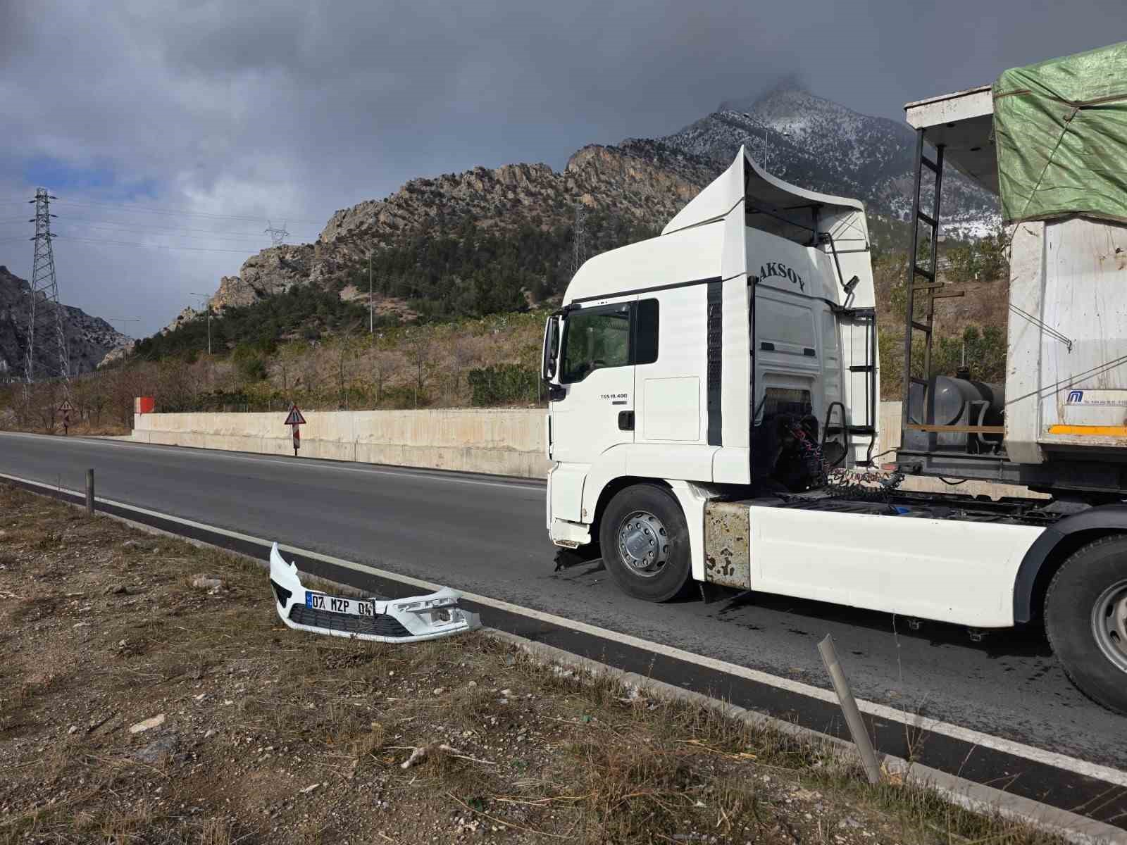 Otomobil ile tır çarpıştı