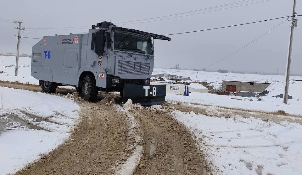 Kardan kapanan yolu TOMA a&ccedil;tı
