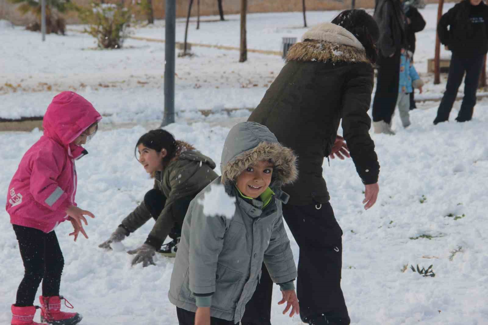 Şanlıurfa&rsquo;da yıllar sonra kar sevinci: &Ccedil;ocuklar kartopu oynadı, yetişkinler halay &ccedil;ekti

