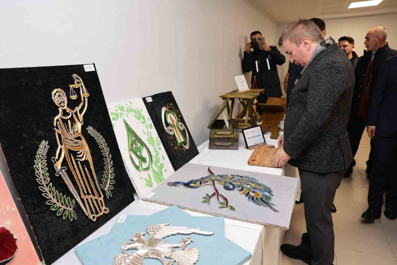 Erzincan&rsquo;da h&uuml;k&uuml;ml&uuml; kadınların el emeği g&ouml;z nuru &uuml;r&uuml;nleri g&ouml;r&uuml;c&uuml;ye &ccedil;ıktı
