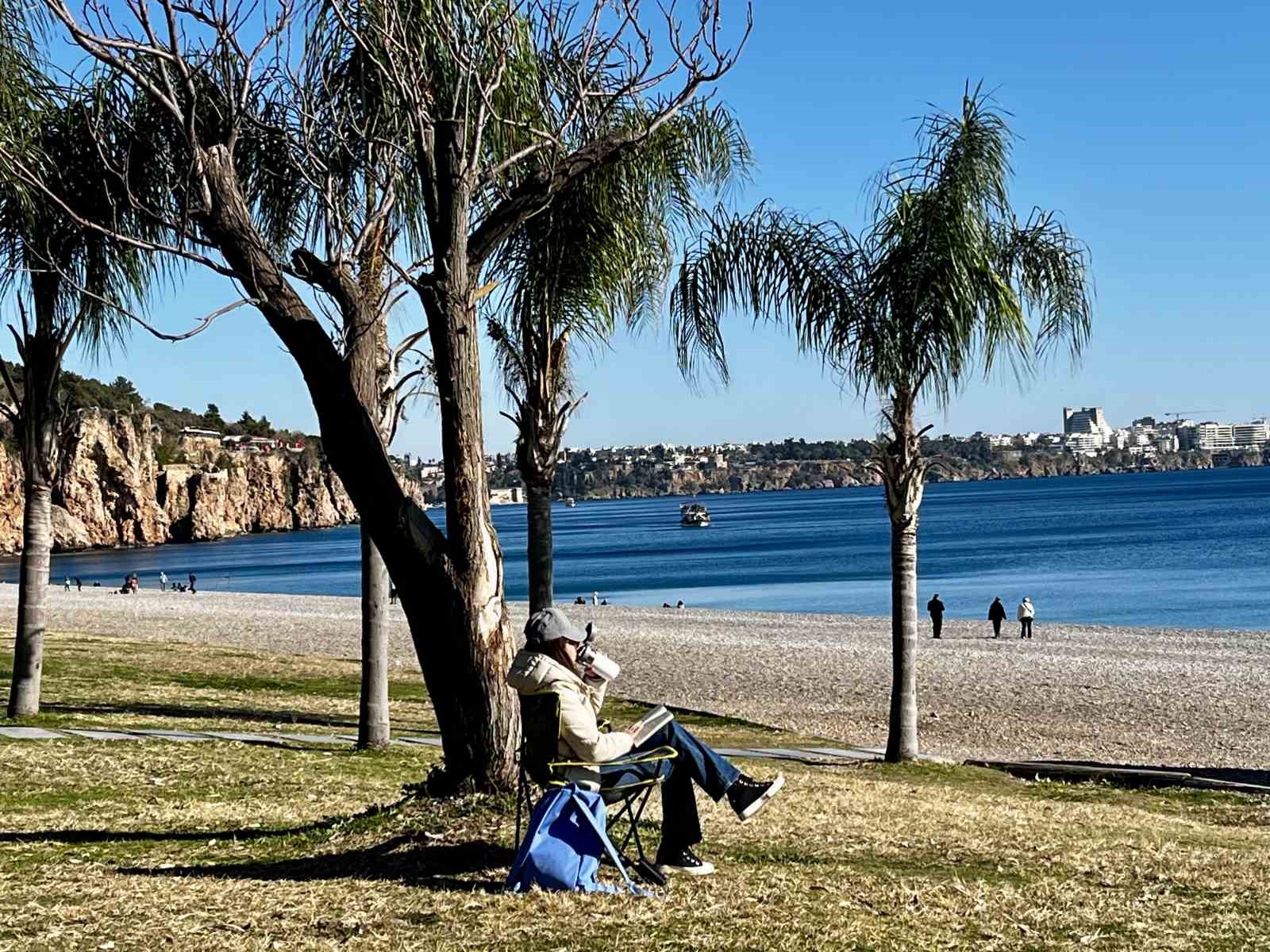 T&uuml;rkiye kar esaretindeyken, Antalya&rsquo;da kar manzarası eşliğinde denize girdiler
