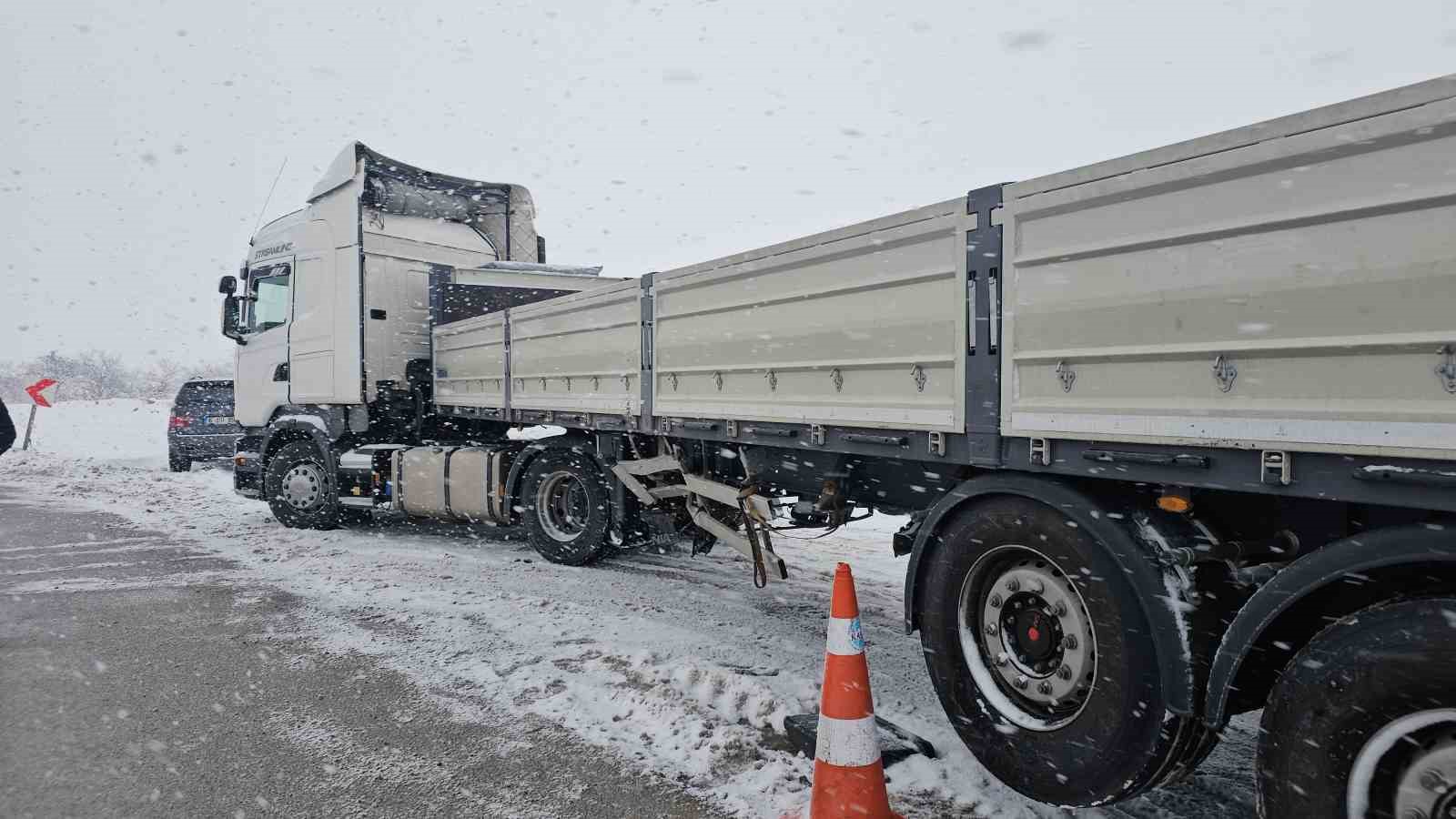 İş&ccedil;i servisi tıra &ccedil;arptı: 11 yaralı
