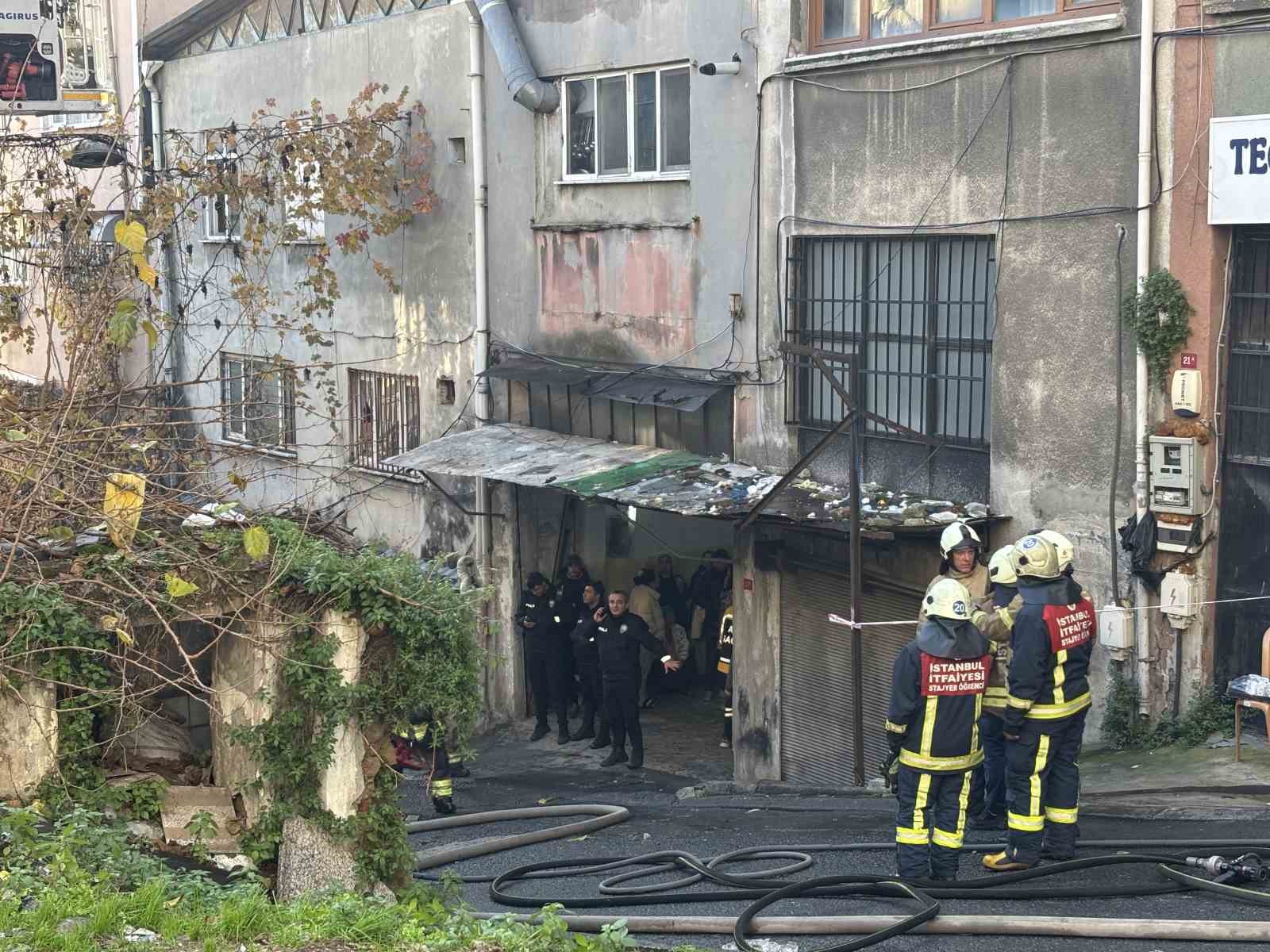 Şişli&rsquo;de 2 katlı binada yangın paniği: Hastane yolundan d&ouml;nen astım hastası ev sahibi fenalık ge&ccedil;irdi
