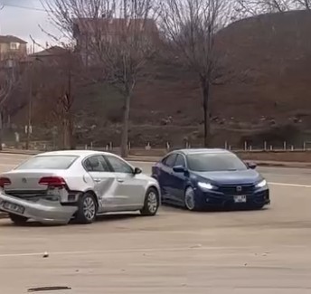 Otomobillerin &ccedil;arpıştığı kaza kamerada
