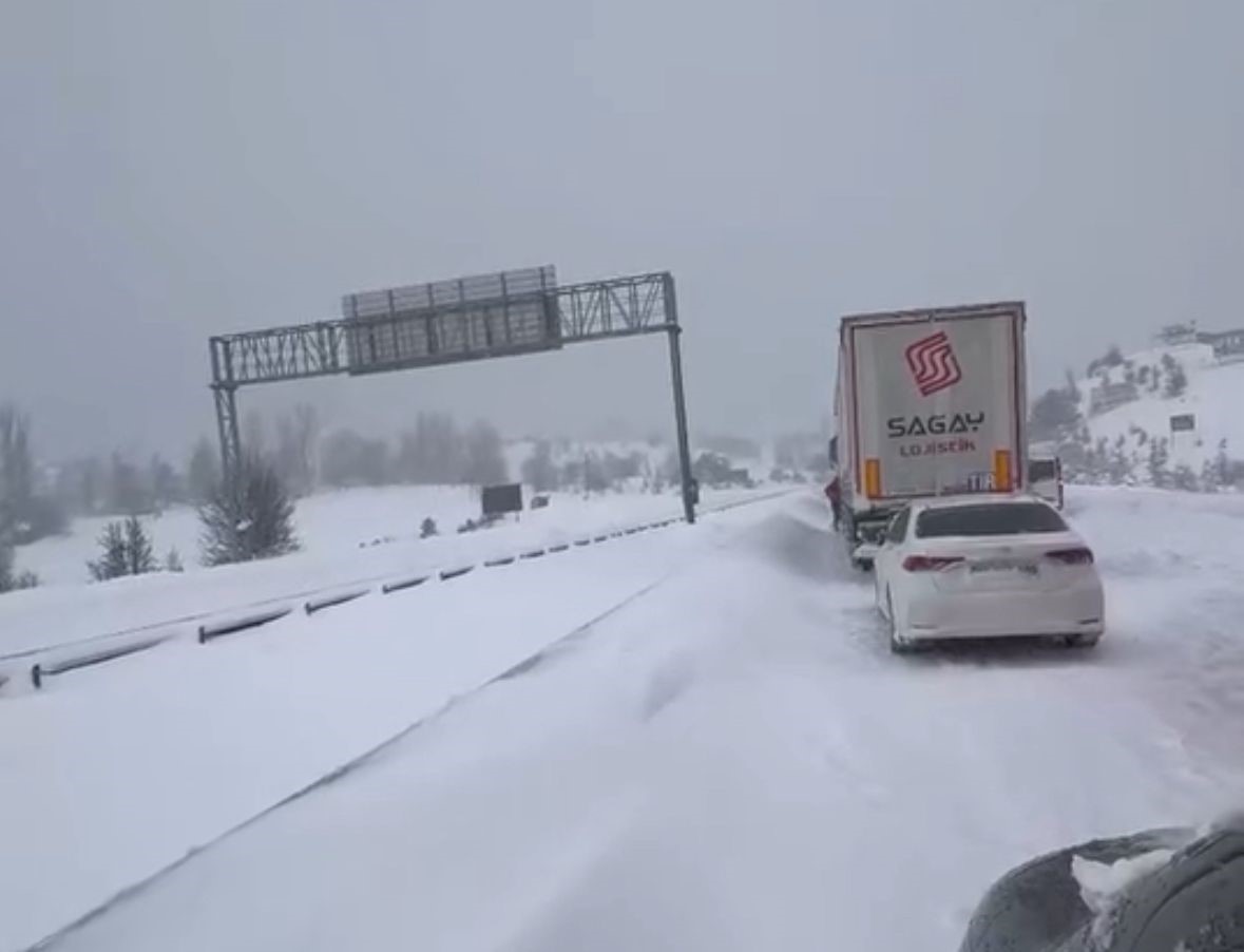 Bolu’da yoğun karda tırlar rampayı çıkamadı: Gerede-Samsun yolu ulaşıma kapandı