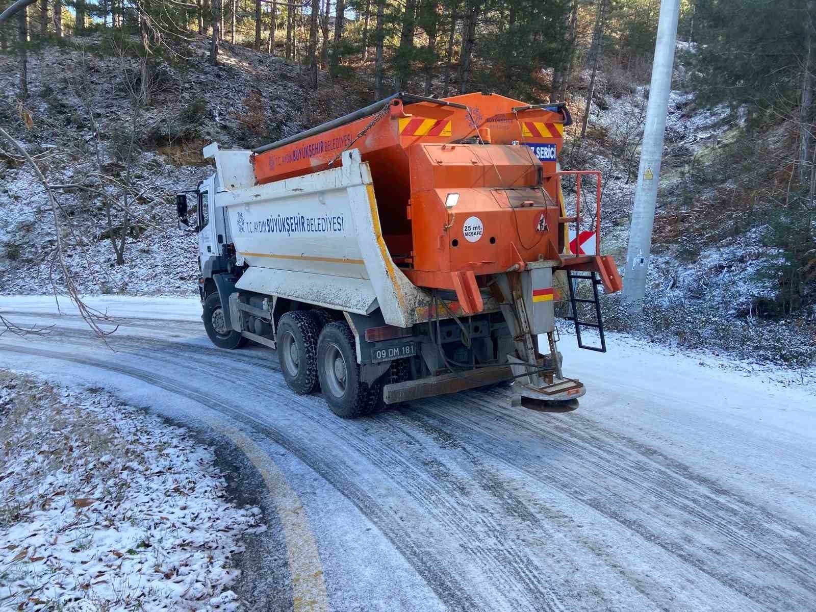 Büyükşehir’in karla mücadelesi başladı