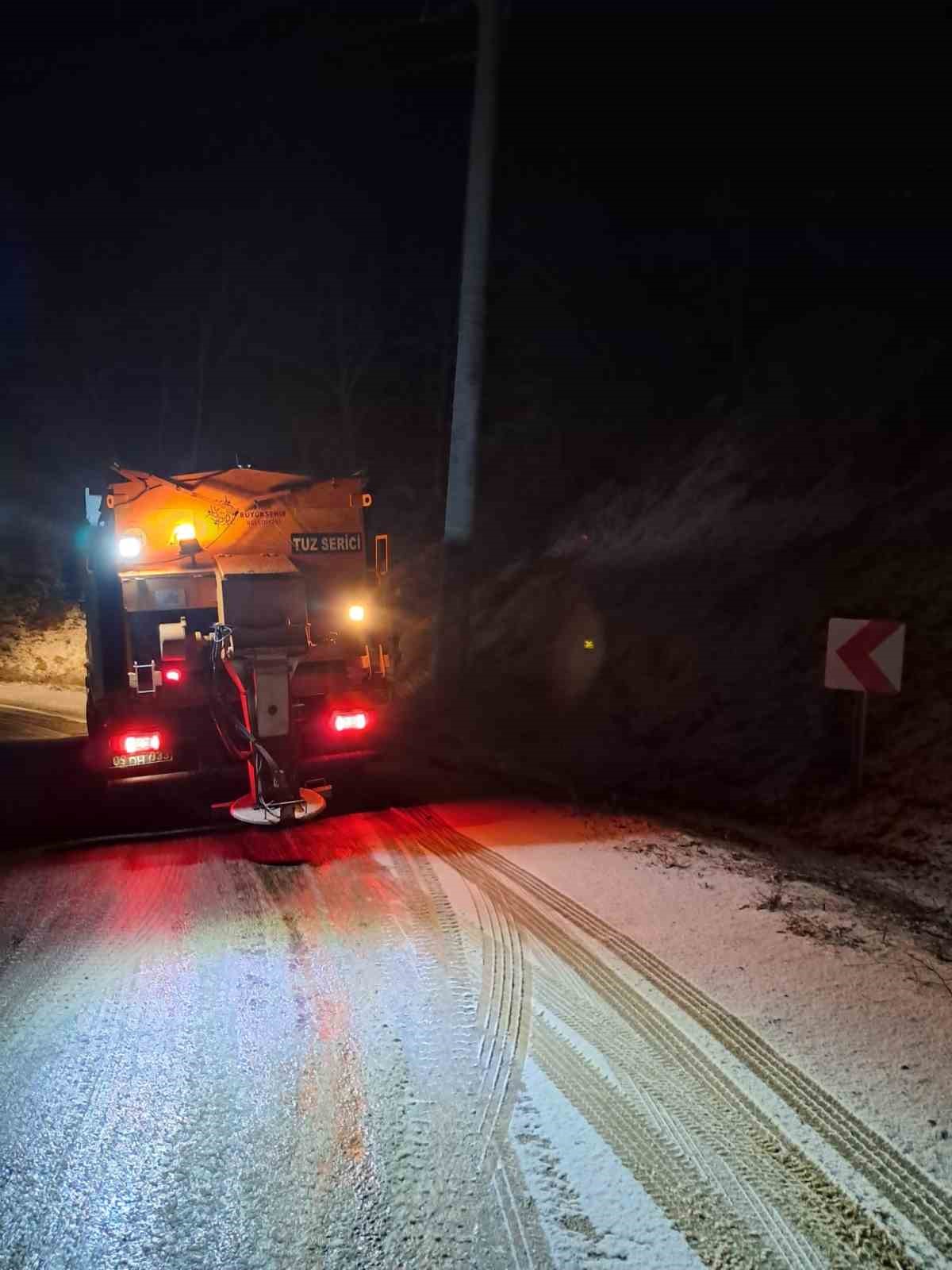 B&uuml;y&uuml;kşehir&rsquo;in karla m&uuml;cadelesi başladı
