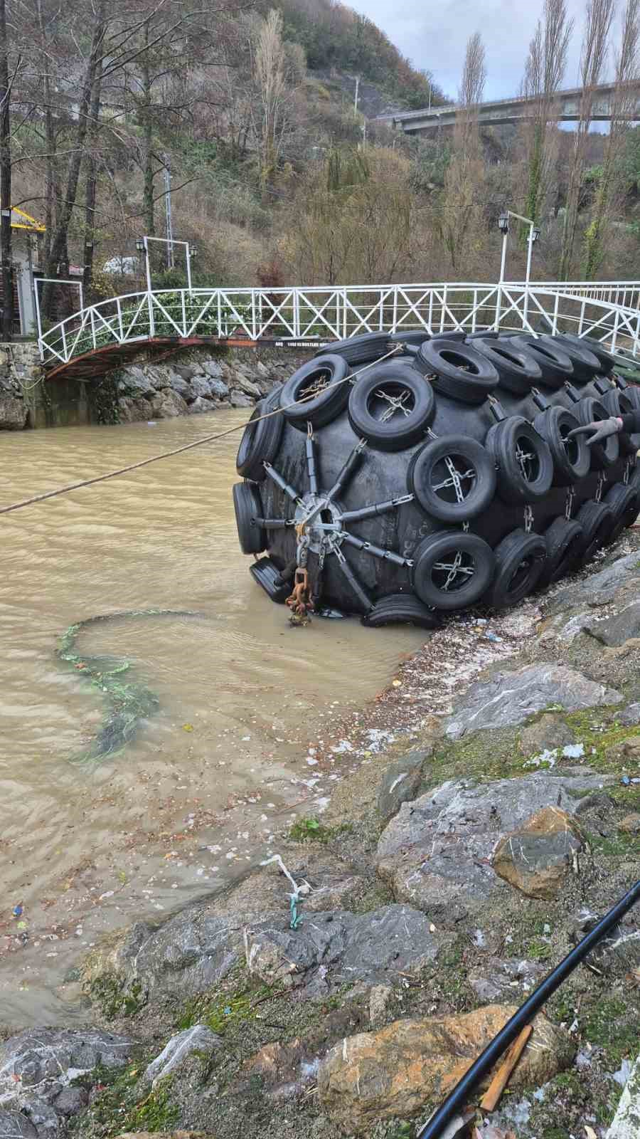 Zonguldak&rsquo;ta k&ouml;pr&uuml;y&uuml; tehdit eden dev cisme itfaiye m&uuml;dahalesi
