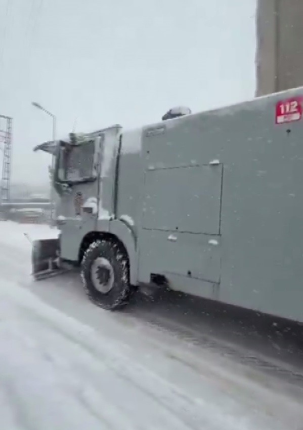 Şırnak&rsquo;ta kar alarmı: Polis mahsur kalan vatandaşların yardımına koştu
