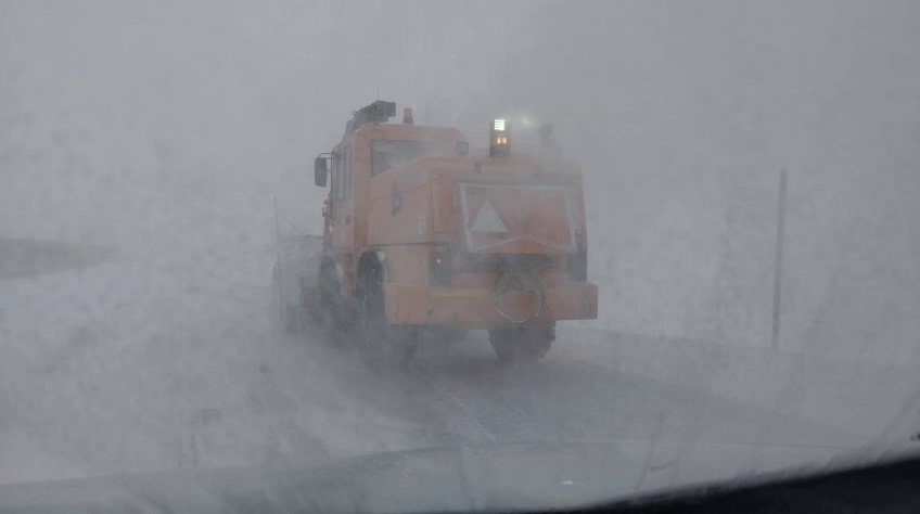 Paland&ouml;ken ge&ccedil;idinde karla m&uuml;cadele ekiplerinin nefes kesen mesaisi
