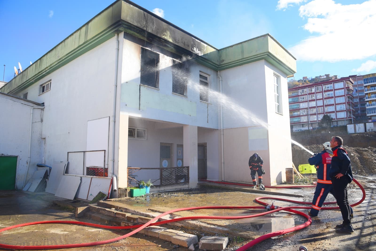 Gençlik merkezi çıkan yangında kullanılamaz hale geldi