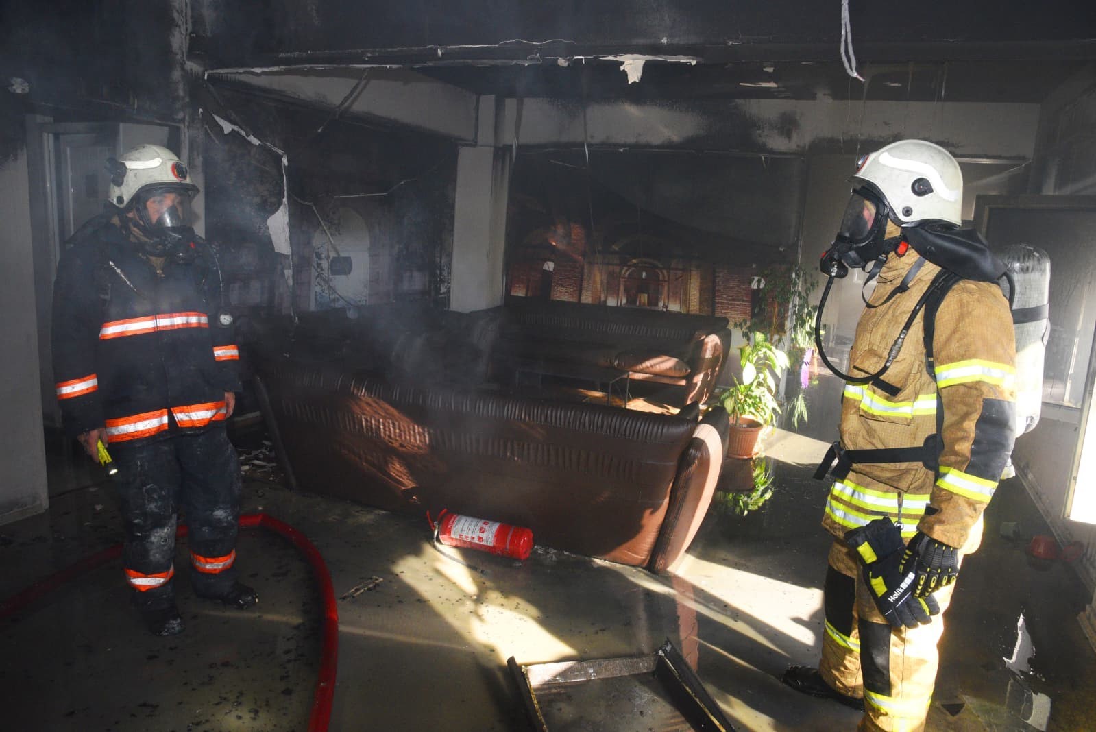 Gen&ccedil;lik merkezi &ccedil;ıkan yangında kullanılamaz hale geldi
