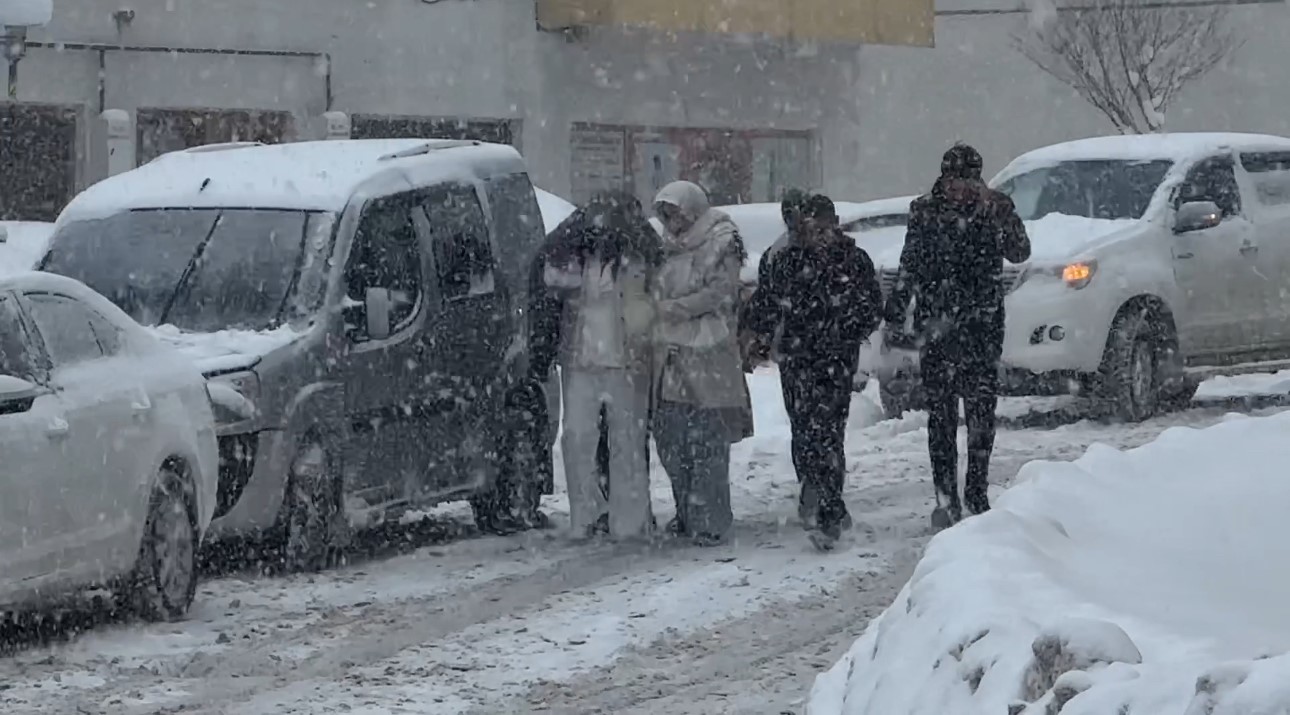 Y&uuml;ksekova&rsquo;da beyaz esaret: Vatandaşlar ara&ccedil;larını bırakıp y&uuml;r&uuml;d&uuml;
