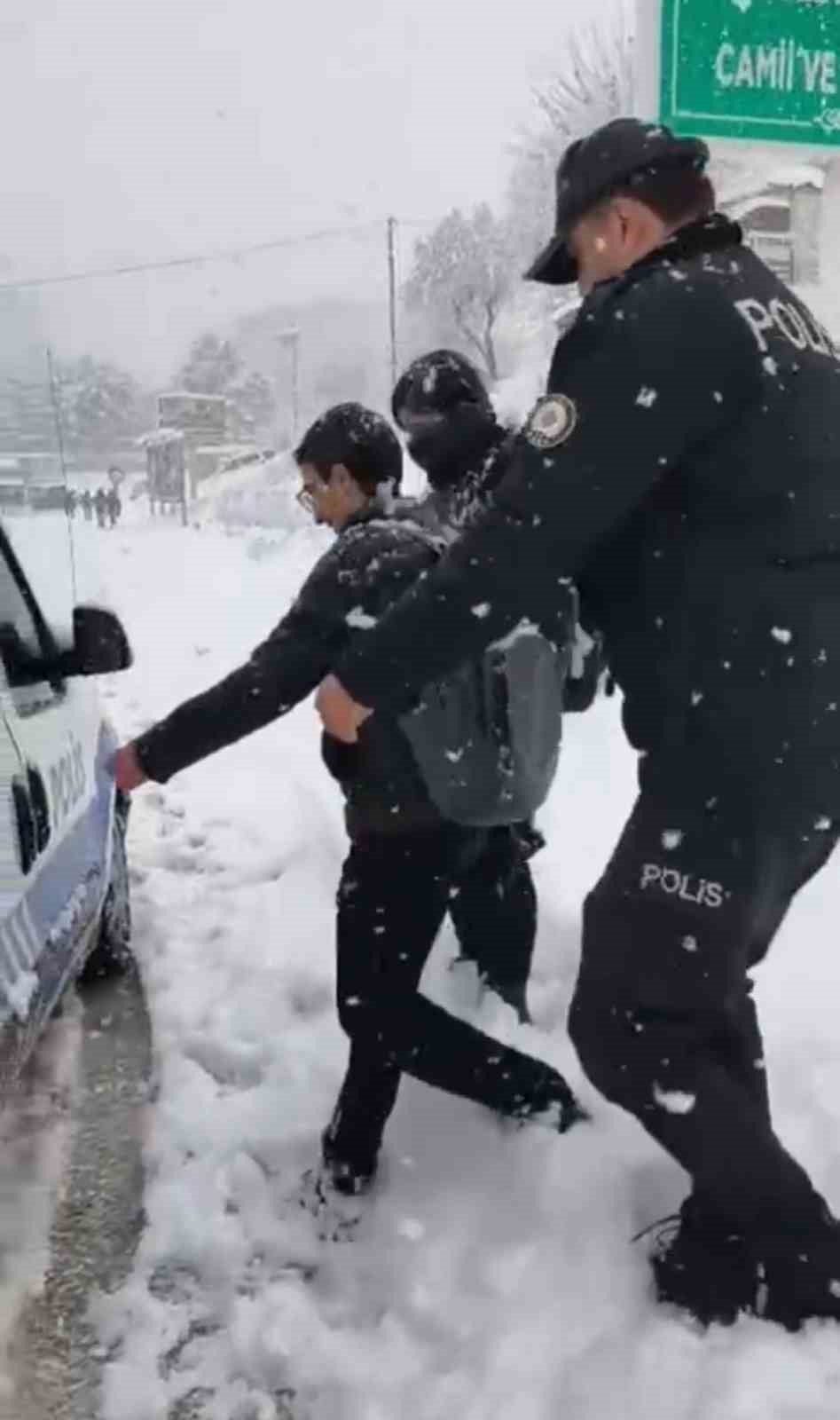 Karda mahsur kalan öğrencilere emniyet ekipleri yetişti