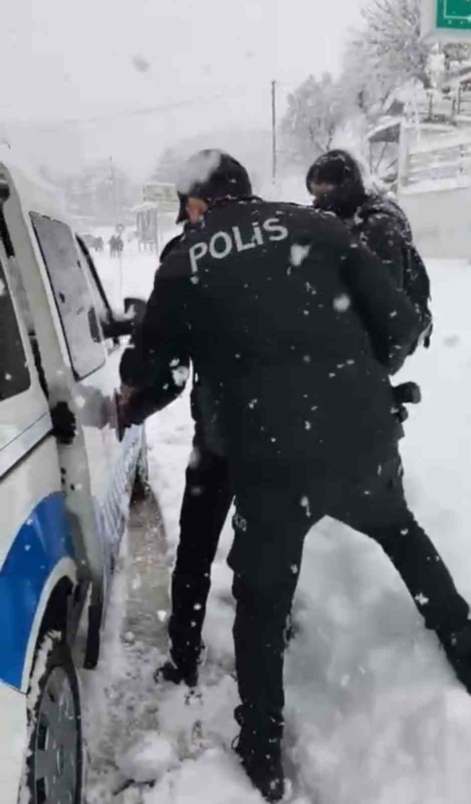 Karda mahsur kalan &ouml;ğrencilere emniyet ekipleri yetişti
