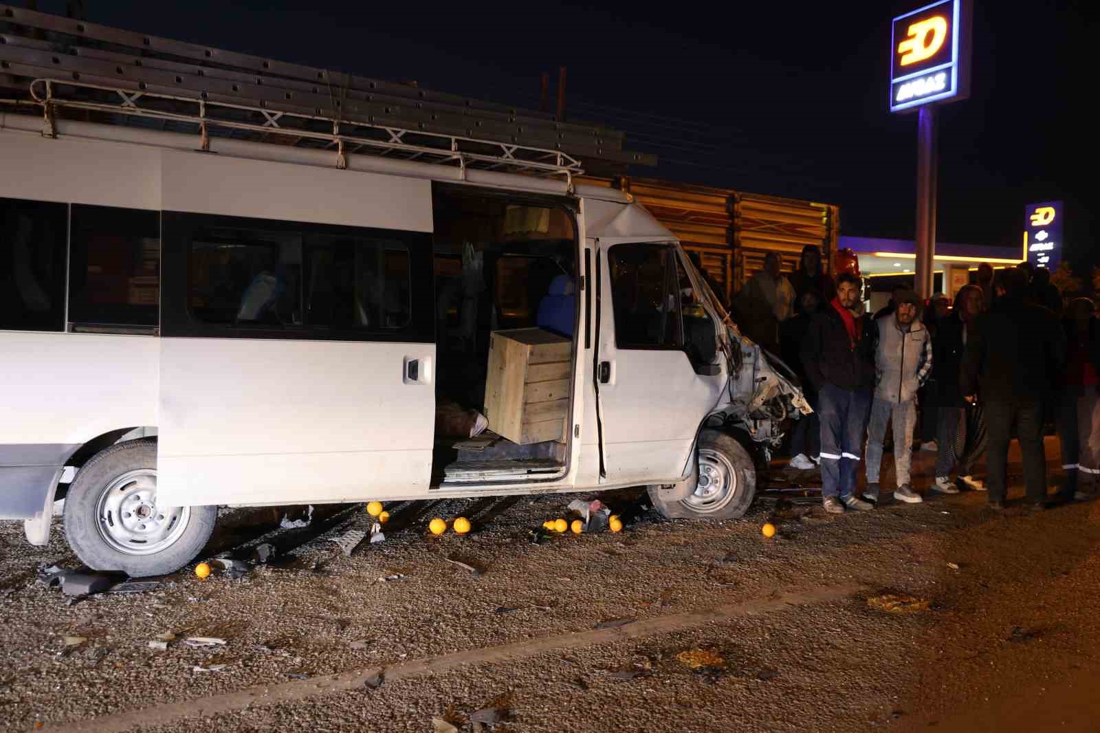 Tır iş&ccedil;i minib&uuml;s&uuml;ne &ccedil;arptı: 2 yaralı
