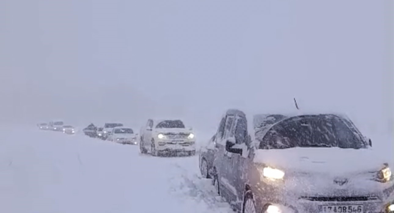 Yüksekova’da kar esareti: Tipi yolları kapattı, onlarca araç mahsur kaldı