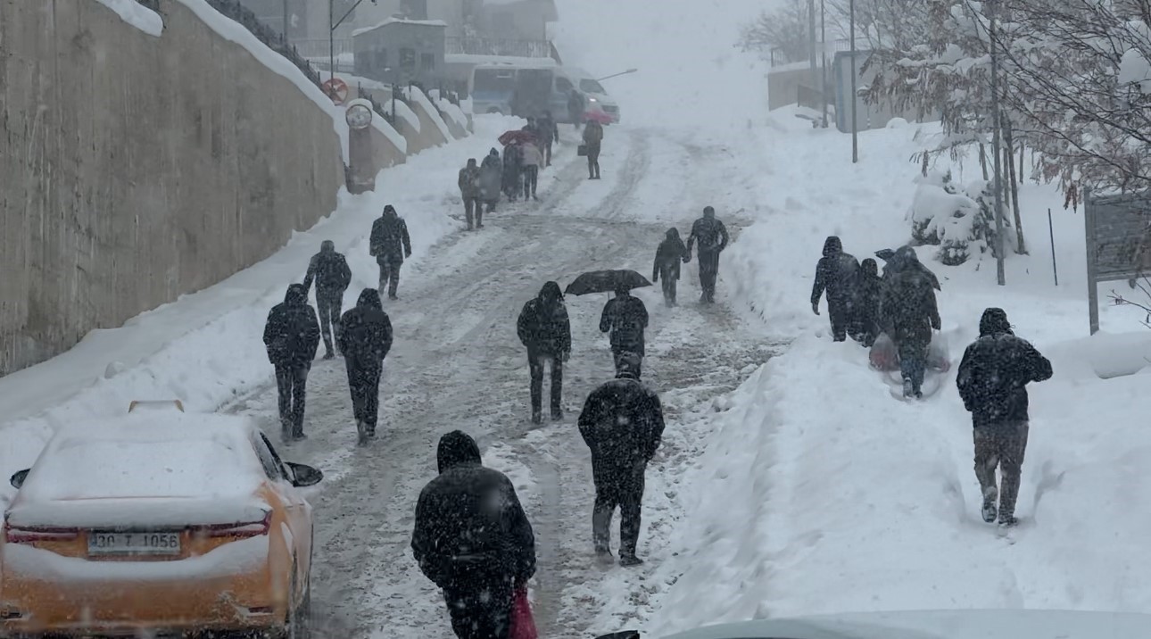 Y&uuml;ksekova&rsquo;da kar esareti: Tipi yolları kapattı, onlarca ara&ccedil; mahsur kaldı
