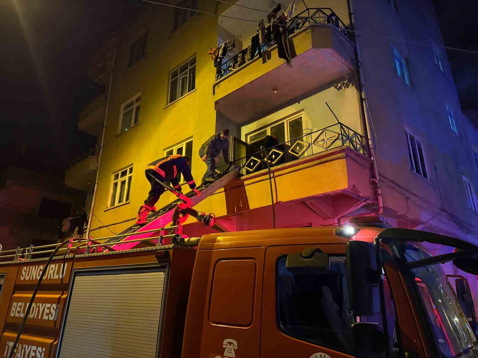 Çorum’da apartmanda çıkan yangında 10 kişi dumandan etkilendi