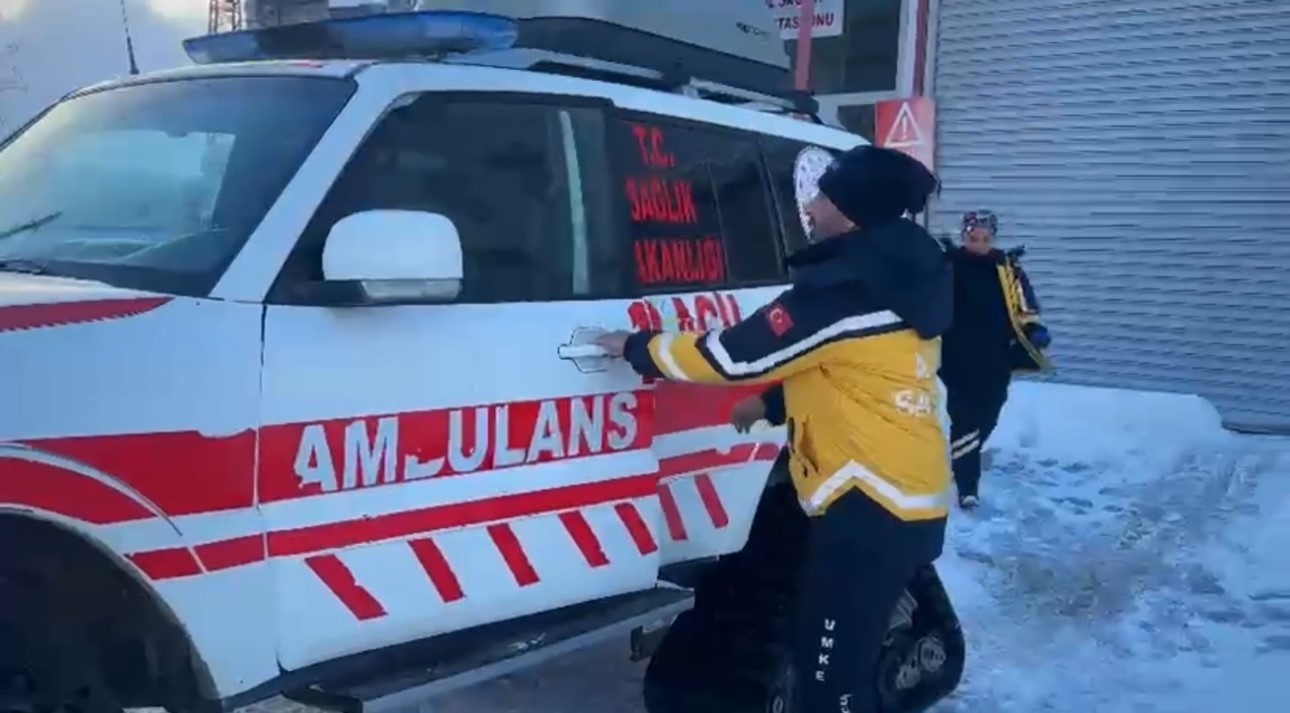 Kardan barikatları UMKE aştı: Y&uuml;ksekova&rsquo;da zamana karşı yaşam m&uuml;cadelesi
