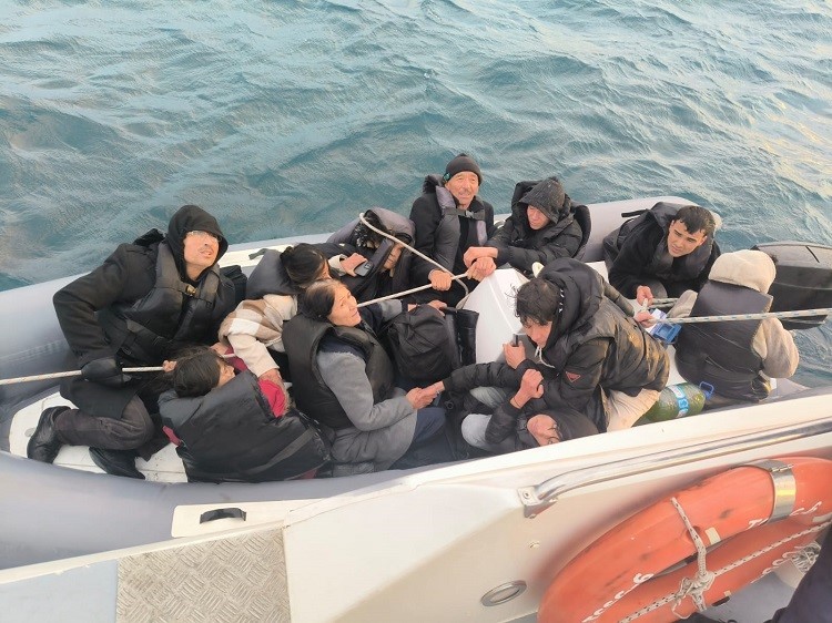 Ayvalık açıklarında 10 göçmen kurtarıldı