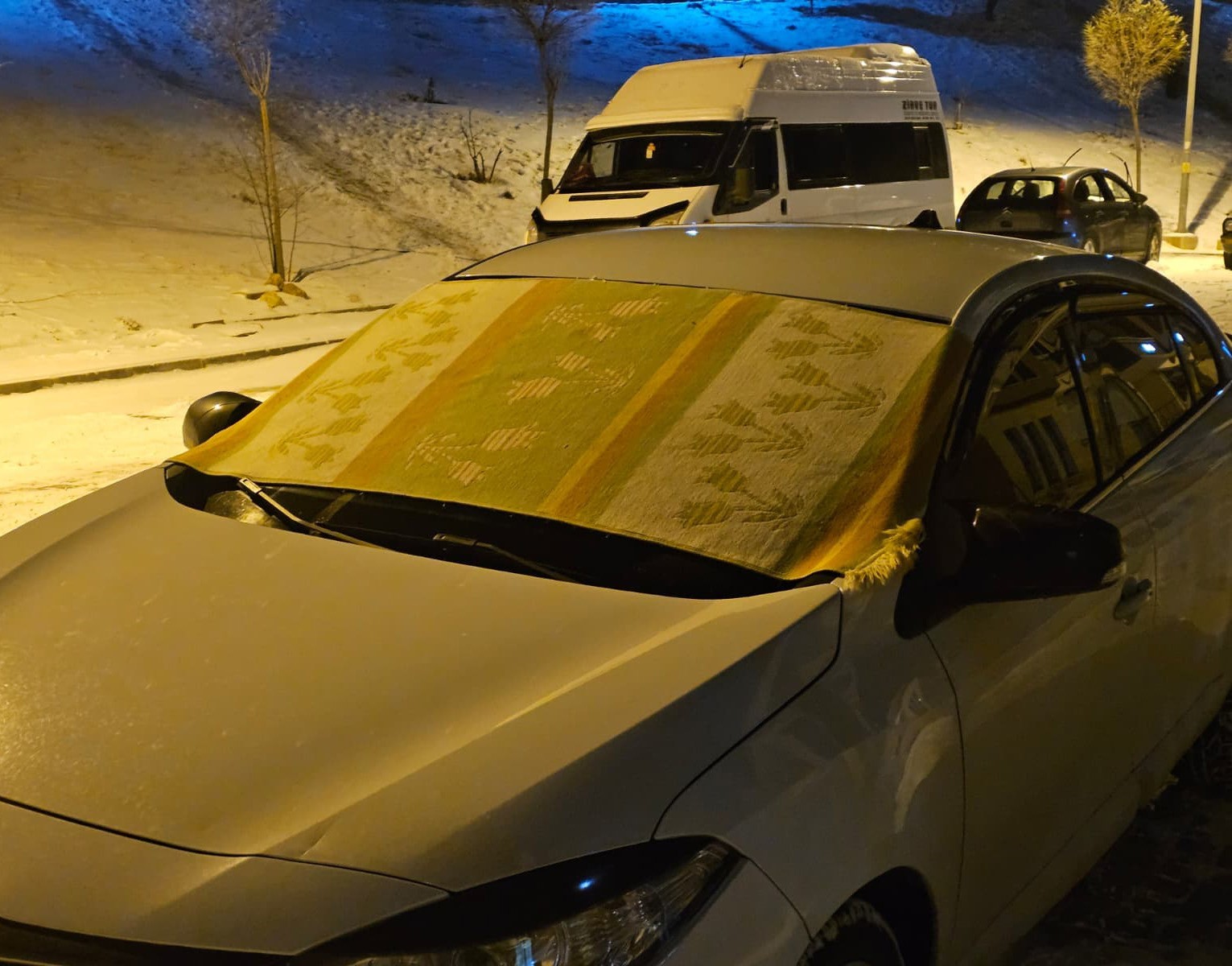 Elazığ’da dondurucu soğuklara karşı araç camları kilimle korunuyor