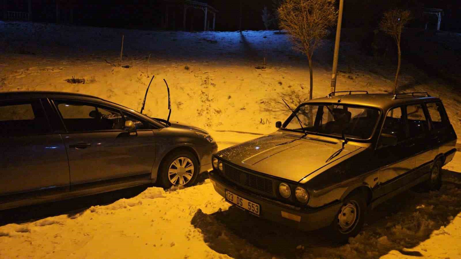 Elazığ&rsquo;da dondurucu soğuklara karşı ara&ccedil; camları kilimle korunuyor
