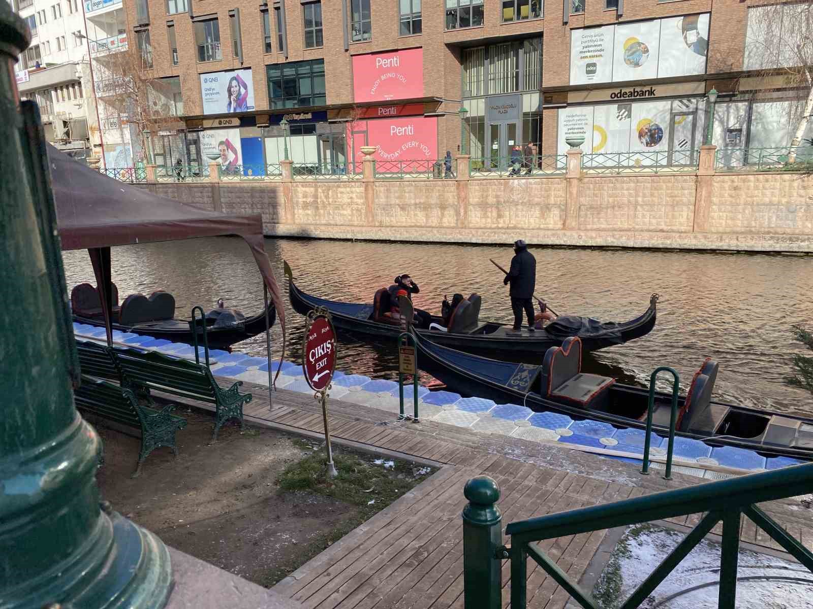 Eskişehir’de dondurucu soğuğa rağmen gondol seferleri devam ediyor