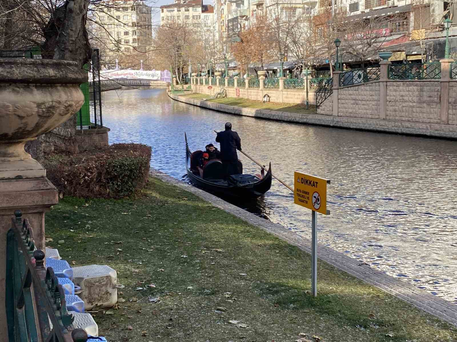 Eskişehir&rsquo;de dondurucu soğuğa rağmen gondol seferleri devam ediyor
