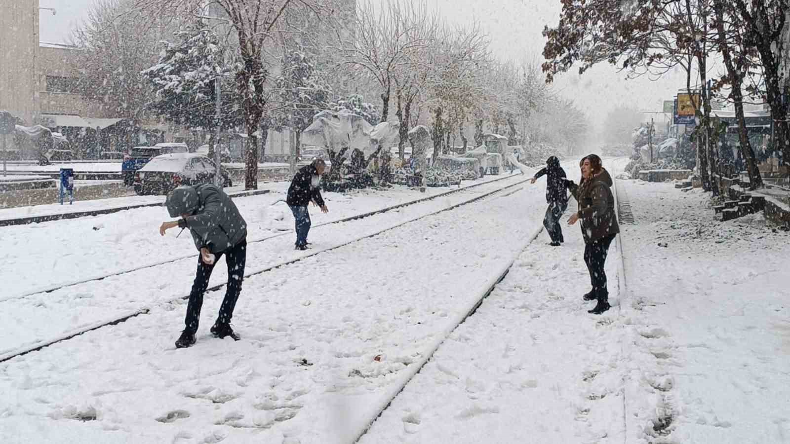 Batman’a uzun yıllar sonra lapa lapa kar yağdı, vatandaşlar sokağa döküldü